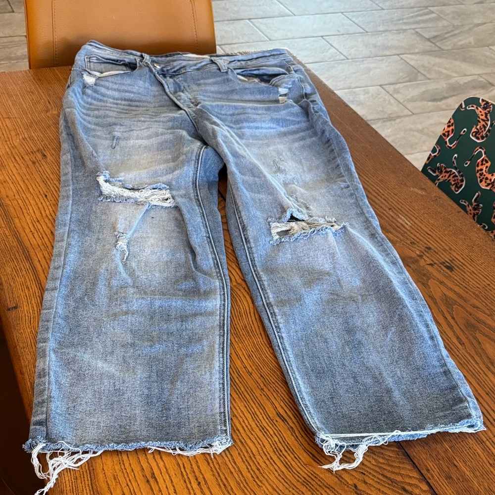 Casual Distressed Boyfriend Jeans in Light Blue